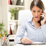 Telefonierende Frau in einem Büro