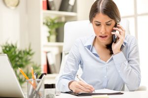 Telefonierende Frau in einem Büro