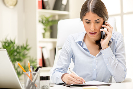 Telefonierende Frau in einem Büro