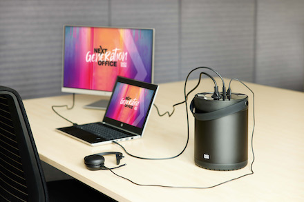 MOV:E verfügt über diverse Anschlüsse und kann mobile Devices über Stunden mit Energie versorgen.
