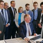 BfJ-Präsident Heinz-Josef Friehe unterzeichnet den ersten Vorgang in der E-Akte Bund (im Hintergrund Vertreter der am Pilotprojekt beteiligten Behörden und des Software-Herstellers Fabasoft).