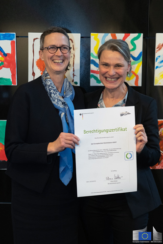 BVA-Vizepräsidentin Silvia Bechtold überreicht das Berechtigungszertifikat für die deutsche eID-Funktion an die DIGIT-Generaldirektorin Gertrud Ingestad (l.).