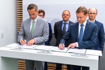 Wirtschaftsminister Martin Dulig (l.) und Ministerpräsident Michael Kretschmer unterzeichnen den Pakt für zukunftssichere Mobilfunknetze in Sachsen.