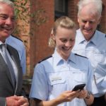 Innenminister Thomas Strobl (l.) gibt den Startschuss für die neue mSB-App zur mobilen Sachbearbeitung bei der Polizei Baden-Württemberg.