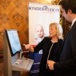 Auf der Pressekonferenz zu Hamburgs neuer Digitalstrategie wurde unter anderem das Projekt „Kinderleicht zum Kindergeld“ vorgestellt.