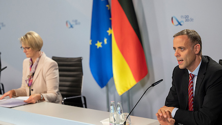 Bundesbildungsministerin Anja Karliczek und Bundes-CIO Markus Richter stellen BAföG Digital vor.
