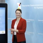 Bayerns Digitalministerin Judith Gerlach präsentiert die neue BayernApp.