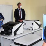 Justizministerin Hoffmeister und der Präsident des Landgerichts Neubrandenburg Christian Möllenkamp in der Scan-Strecke des Landgerichts.