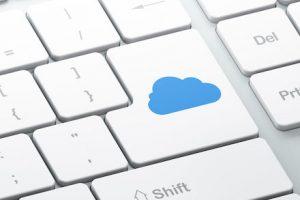 Modernes Computerkeyboard, die Shift-Taste ist mit einem blauen Wolkensymbol versehen.