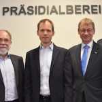 Professor Martin Kliesch (Mitte) hat zum 1. November 2022 die Stiftungsprofessor für Quantencomputing an der TU Hamburg angetreten. 