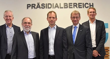 Professor Martin Kliesch (Mitte) hat zum 1. November 2022 die Stiftungsprofessor für Quantencomputing an der TU Hamburg angetreten. 