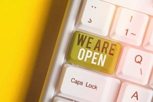 Computer-Keyboard, auf der Shift-Taste steht "We are open"