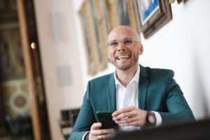 Das Bild zeigt Bayerns Digitalminister Fabian Mehring.