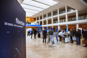 Das Bild zeigt die Einfangshalle des RheinMain CongressCenters während der fiberdays 2023.