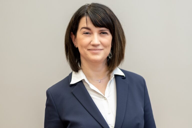 Das Bild zeigt ein Porträt von Justizministerin Jacqueline Bernhardt, Mecklenburg-Vorpommern.
