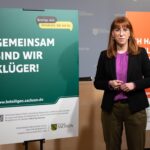 Sachsens Demokratieministerin Katja Meier während einer Präsentation.