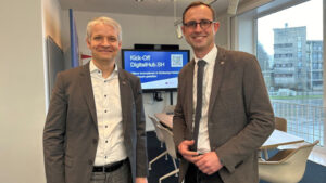 WTSH-Geschäftsführer Dr. Hinrich Habeck und Digitalisierungsminister Dirk Schrödter in der Staatskanzlei.