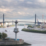 Panoramablick auf den Hamburger Hafen mit Blick auf die Köhlbranbrücke