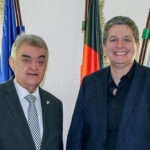 Das Bild zeigt NRW-Innenminister Herbert Reul und BSI-Präsidentin Claudia Plattner bei ihrem ersten persönlichen Treffen.