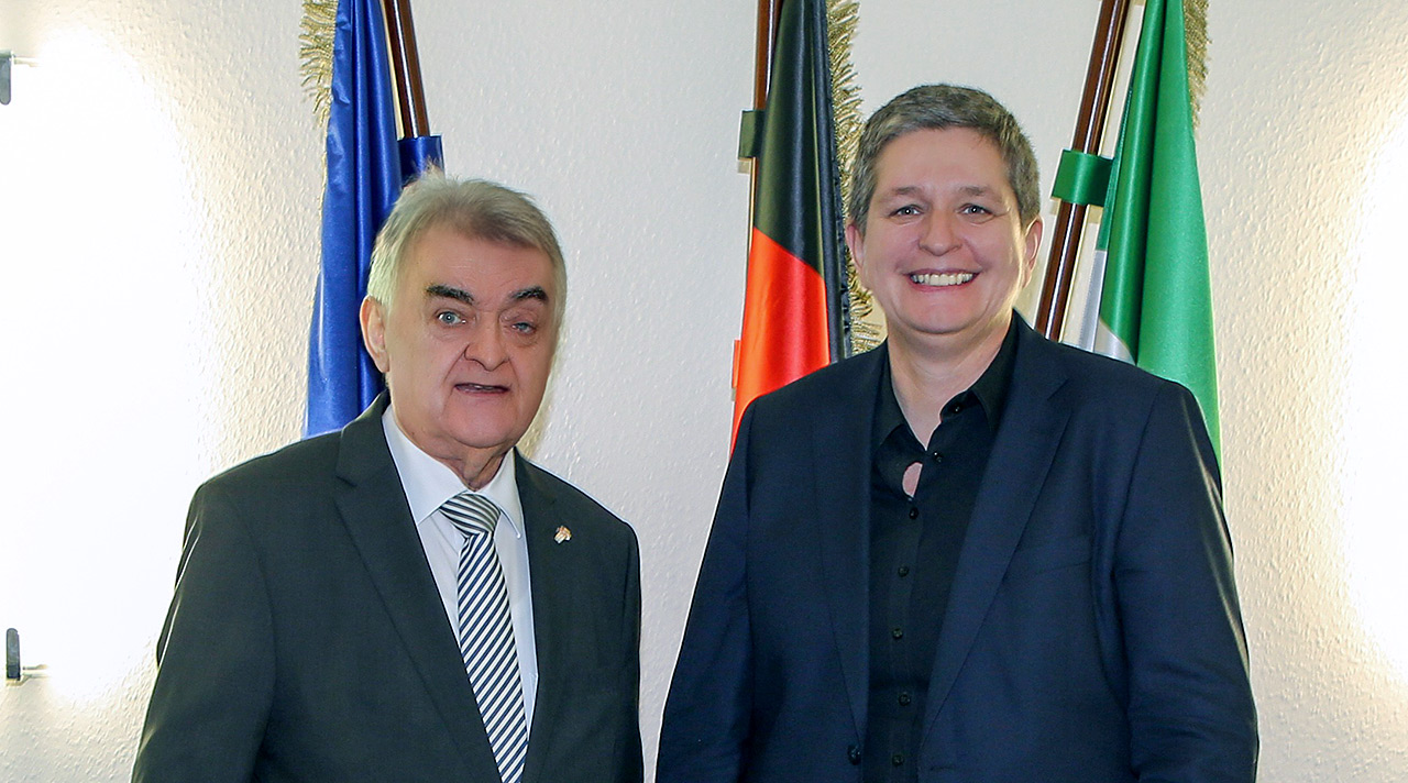Das Bild zeigt NRW-Innenminister Herbert Reul und BSI-Präsidentin Claudia Plattner bei ihrem ersten persönlichen Treffen.