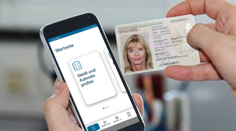 Hände halten ein Mobiltelefon mit der AusweisApp und einen Personalausweis.