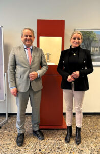 Der Präsident des Landgerichts Osnabrück Thomas Veen und die niedersächsische Justizministerin Kathrin Wahlmann.
