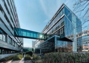 Das Bild zeigt den Innenhof der Wiesbadener Zentrale der HZD.