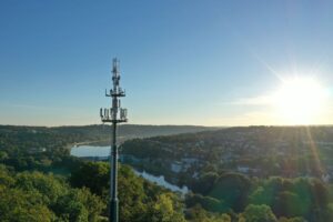 Das Bild zeigt einen Mobilfunkmast.