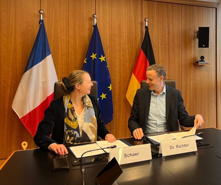 Das Bild zeigt die Leiterin der französischen interministeriellen Behörde für Digitales, Stéphanie Schaer, und Staatssekretär Markus Richter, CIO des Bundes.