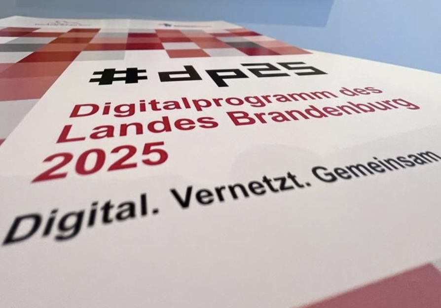 Das Bild zeigt die Titelseite des Digitalprogramms 2025 des Landes Brandenburg-