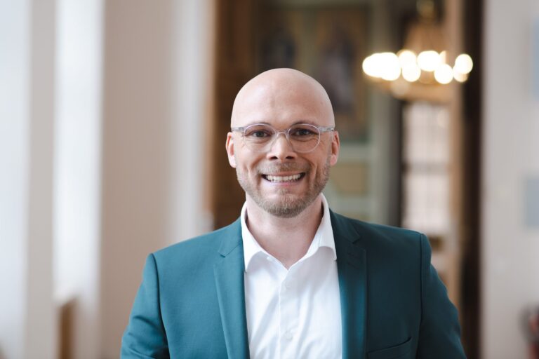 Das Bild zeigt Bayerns Digitalminister Fabian Mehring.