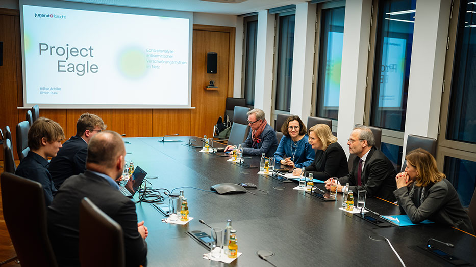 Das Bild zeigt Bundesinnenministerin Nacy Faeser im Gespräch mit den Machern des Projects Eagle, mit dem Hasskommentare im Internet aufgespürt werden kann.