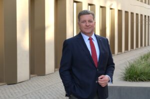 Das Bild zeigt Christian Bernreiter, Bayerischer Staatsminister für Wohnen, Bau und Verkehr.