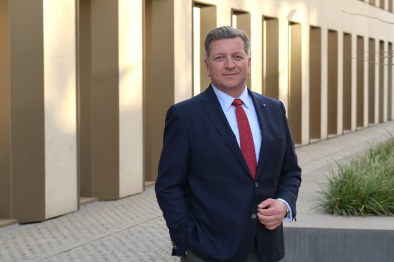 Das Bild zeigt Christian Bernreiter, Bayerischer Staatsminister für Wohnen, Bau und Verkehr.