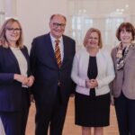 Auf dem Bild sind Katja Wilken, Christoph Verenkotte vom Bundesverwaltungsamt, Bundesinnenministerin Nancy Faeser und Henriette Reker, Oberbürgermeisterin der Stadt Köln, zu sehen.