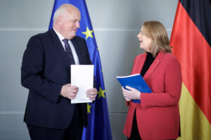 Das Bild zeigt Ulrich Kelber bei der Übergabe seines Tätigkeitsberichts 2023 an Bundestagspräsidentin Bärbel Bas.