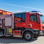 Das Bld zeigt Einsatzfahrzeuge der Feuerwehr im Hof einer Feuerwache.