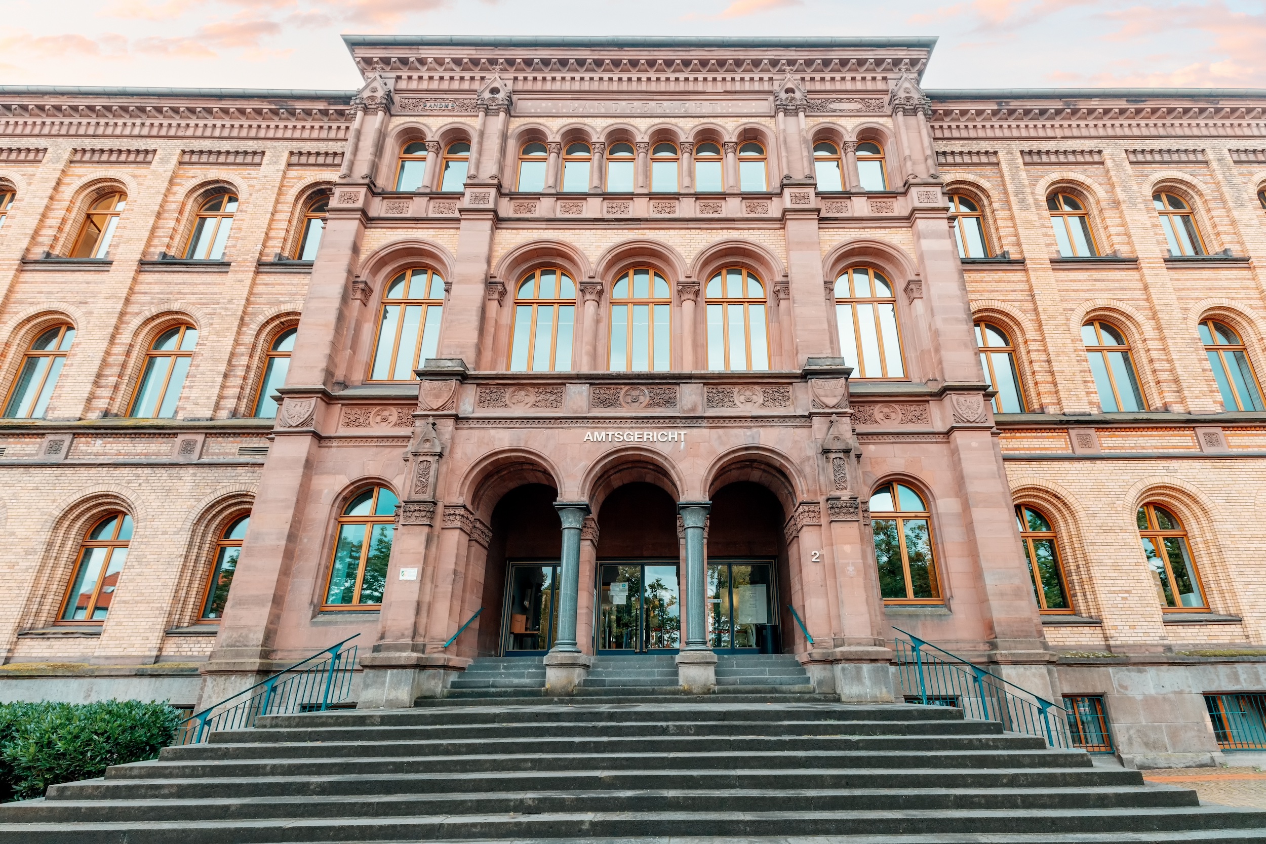 Das Bild zeigt die Vorderansicht des Amtsgerichts Münster.