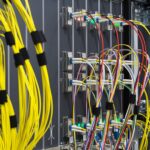 Das Bild zeigt die Verkabelung von Servern am Internet-Knoten DE-CIX in Frankfurt.