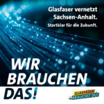 Das Bild ist ein Motiv aus der Glasfaserkampagne des Landes Sachsen-Anhalt. Es zeigt blaue Glasfaserkabel und den Schriftzug "Wir brauchen das!".