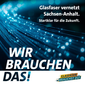 Das Bild ist ein Motiv aus der Glasfaserkampagne des Landes Sachsen-Anhalt. Es zeigt blaue Glasfaserkabel und den Schriftzug "Wir brauchen das!".