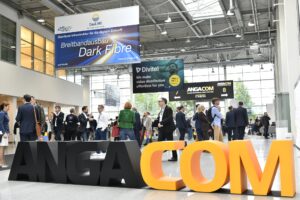Blick in eine Messehalle der ANGA COM 2023.