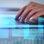Montage: Finger tippen auf einer Laptop-Tastatur, digitales Hub mit verschiedenen Icons, die Daten in der Cloud symbolisieren.
