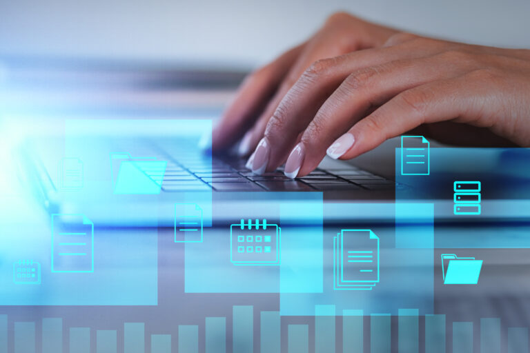 Montage: Finger tippen auf einer Laptop-Tastatur, digitales Hub mit verschiedenen Icons, die Daten in der Cloud symbolisieren.