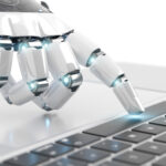 Montage einer Roboterhand, die auf einem Computer-Keyboard eine Taste drückt.