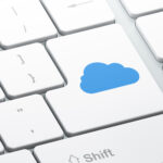 Composite-Bild einer Computer-Tastatur, die Enter-Taste mit einem Cloud-Symbol