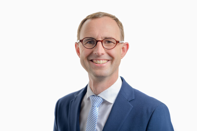 Dirk Schrödter, offizielles Porträt vor weißem Hintergrund