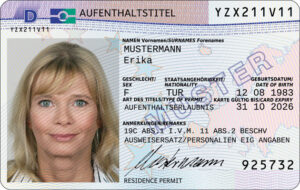 Das Bild zeigt ein Muster eines elektronischen Aufenthaltstitels im Scheckkartenformat.
