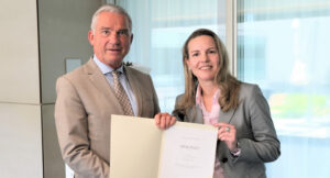 Das Bild zeigt Innenminister Thomas Strobl bei der Übergabe der Ernennungsurkunde als Präsidentin der Cyber-Sicherheitsagentur an Nicole Matthöfer.
