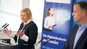 Bundesinnenministerin Nancy Faser am Rednerpult, rechts von ihr ein Banner der Digitalakademie des Bundes.